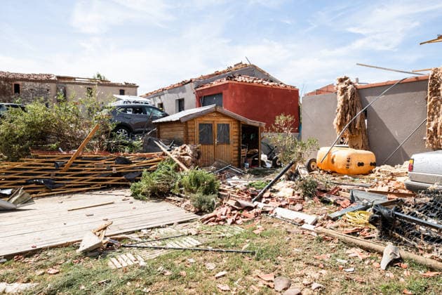 Illustration of the village of Pomas, partially destroyed after the tornado struck the Aude department (11). The tornado struck Pomas on Monday around 5:20 p.m. Many roofs were torn off and houses were blown away. Météo France had placed several departments in the Southwest, including the Aude, under an orange alert for thunderstorms, citing the risk of locally severe weather. 39 people were injured in Pomas, Aude, France, on August 25, 2026 Sylvain Gelineau Bestimage Image showing the village of Pomas, partially destroyed after a tornado struck the Aude department 11 The tornado hit Pomas on Monday around 5:20 p.m. Numerous roofs were torn off, and houses were blown apart. Météo France had placed several southwestern departments—including  Copyright: xSylvainxGelineau xBestimagexSylvainxGelineau xBestimagex
