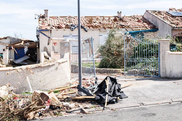 Illustration of the village of Pomas, partially destroyed after the tornado struck the Aude department (11). The tornado struck Pomas on Monday around 5:20 p.m. Many roofs were torn off and houses were blown away. Météo France had placed several departments in the Southwest, including the Aude, under an orange alert for thunderstorms, citing the risk of locally severe weather. 39 people were injured in Pomas, Aude, France, on August 25, 2026. Sylvain Gelineau, Bestimage. Image showing the village of Pomas, partially destroyed after a tornado struck the Aude department. 11. The tornado hit Pomas on Monday around 5:20 p.m. Numerous roofs were torn off, and houses were blown apart. Météo-France had placed several southwestern departments—incl  Copyright: xSylvainxGelineau xBestimagexSylvainxGelineau xBestimagex