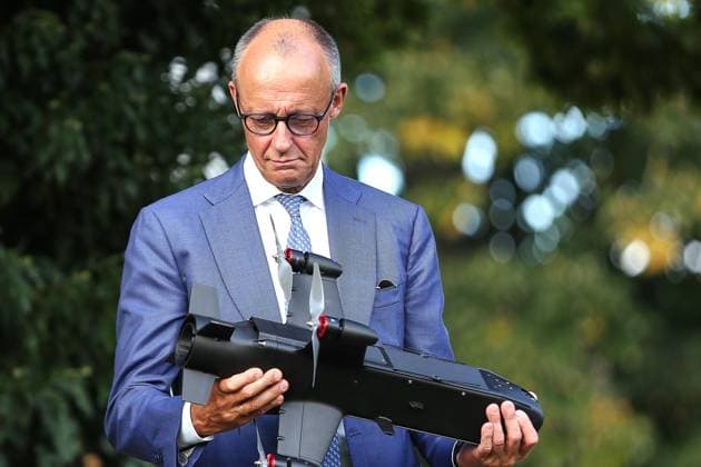 Neuhardenberg, Brandenburg, Deutschland, 25.08.2026: Schloss Neuhardenberg: Kabinettsklausur: Bundeskanzler Friedrich Merz (CDU) und weitere Mitglieder der Bundesregierung bekommen Drohnen-Technik vorgeführt. *** Neuhardenberg, Brandenburg, Germany, August 25, 2026 Neuhardenberg Castle Cabinet Retreat: Federal Chancellor Friedrich Merz (CDU) and other members of the federal government are given a demonstration of drone technology Copyright: xdtsxNachrichtenagenturx dts_131078