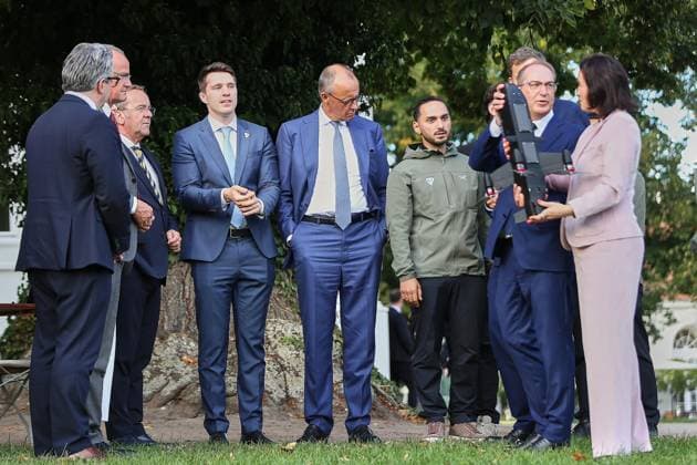 Neuhardenberg, Brandenburg, Deutschland, 25.08.2026: Schloss Neuhardenberg: Kabinettsklausur: Bundeskanzler Friedrich Merz (CDU) und weitere Mitglieder der Bundesregierung bekommen Drohnen-Technik vorgeführt. *** Neuhardenberg, Brandenburg, Germany, August 25, 2026 Neuhardenberg Castle Cabinet Retreat: Federal Chancellor Friedrich Merz (CDU) and other members of the federal government are given a demonstration of drone technology Copyright: xdtsxNachrichtenagenturx dts_131093