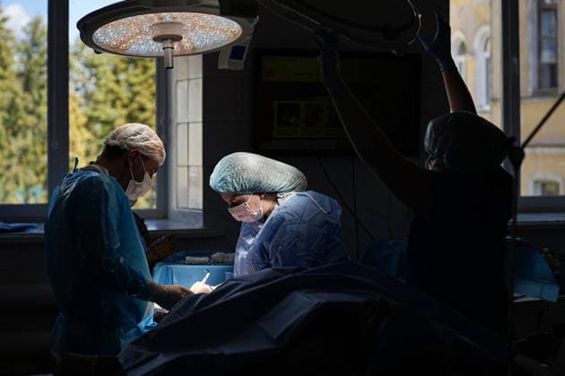 August 25, 2026, Chernihiv, Chernihiv Oblast, Ukraine: Surgeons perform a surgery at a military hospital in Chernihiv, north of Kyiv, Ukraine, on August 25, 2026. Chernihiv Ukraine  - ZUMAa252 20260825_zip_a252_010 Copyright: xDavidxAllignonx