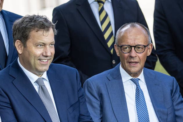 Bundeskanzler Friedrich Merz mit Vize-Kanzler und Bundesfinanzminister Lars Klingbeil (links);Kabinettsklausur der Deutschen Bundesregierung auf Schloss Neuhardenberg, Märkisch-Oderland Brandenburg Deutschland Schloss Neuhardenberg *** Chancellor Friedrich Merz with Vice Chancellor and Federal Minister of Finance Lars Klingbeil (left) at a closed-door cabinet meeting of the German federal government at Neuhardenberg Castle, Märkisch Oderland, Brandenburg, Germany; Neuhardenberg Castle
