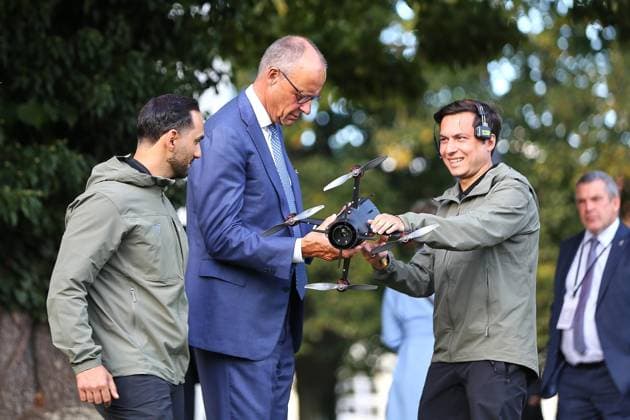 Neuhardenberg, Brandenburg, Deutschland, 25.08.2026: Schloss Neuhardenberg: Kabinettsklausur: Bundeskanzler Friedrich Merz (CDU) und weitere Mitglieder der Bundesregierung bekommen Drohnen-Technik vorgeführt. *** Neuhardenberg, Brandenburg, Germany, August 25, 2026 Neuhardenberg Castle Cabinet Retreat: Federal Chancellor Friedrich Merz (CDU) and other members of the federal government are given a demonstration of drone technology Copyright: xdtsxNachrichtenagenturx dts_131095