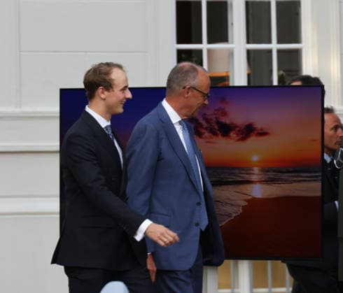 Bundeskabinett Klausur Neuhardenberg 25.08.2026, Germany, Bradenburg, Schloss Neuhardenberg, Neuhardenberg, Bundesregierung, Kabinettsklausur auf Schloss Neuhardenberg mit Bundeskanzler Friedrich Merz und der drohnen Firma Tytan mit dem Sohn vonex Airbus Chef Enders, Boris Pistorius, lars Klingbeil Alexander Dobrindt und eines TI 03 Hyperon zur Drohnenabwehr Neuhardenberg Brandenburg Germany *** Federal Cabinet Retreat at Neuhardenberg, August 25, 2026, Germany, Brandenburg, Neuhardenberg Castle, Neuhardenberg, Federal Government, closed-door cabinet meeting at Neuhardenberg Castle with Federal Chancellor Friedrich Merz and the drone company Tytan, featuring the son of Airbus CEO Enders, Boris Pistorius, Lars Klingbeil, Alexander Dobrind
