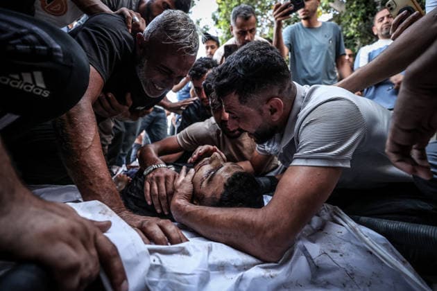 News Bilder des Tages Three Palestinians lost their lives following Israeli attack on Jabalia refugee camp in Gaza GAZA CITY, GAZA, PALESTINE - AUGUST 25: (EDITOR S NOTE: Image depicts death) Relatives of Palestinians, who lost their lives following the Israeli attack on Jabalia refugee camp, mourn as the bodies are brought to al-Shifa Hospital for funeral process in Gaza City, Gaza, Palestine on August 25, 2026. Ali Jadallah Anadolu Gaza City Gaza. Editorial use only. Please get in touch for any other usage.  Copyright: x2026xAnadoluxAlixJadallahx