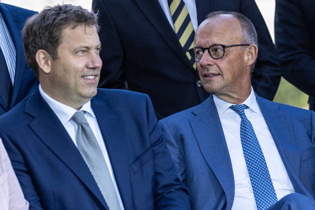 Bundeskanzler Friedrich Merz mit Vize-Kanzler und Bundesfinanzminister Lars Klingbeil (links);Kabinettsklausur der Deutschen Bundesregierung auf Schloss Neuhardenberg, Märkisch-Oderland Brandenburg Deutschland Schloss Neuhardenberg *** Chancellor Friedrich Merz with Vice Chancellor and Federal Minister of Finance Lars Klingbeil (left) at a closed-door cabinet meeting of the German federal government at Neuhardenberg Castle, Märkisch Oderland, Brandenburg, Germany; Neuhardenberg Castle