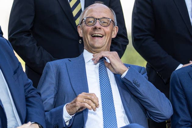 Bundeskanzler Friedrich Merz lachend während der Aufstellung zum Familienfoto;Kabinettsklausur der Deutschen Bundesregierung auf Schloss Neuhardenberg, Märkisch-Oderland Brandenburg Deutschland Schloss Neuhardenberg *** Chancellor Friedrich Merz smiling while posing for a family photo during a closed-door cabinet meeting of the German federal government at Neuhardenberg Castle, Märkisch Oderland, Brandenburg, Germany; Neuhardenberg Castle