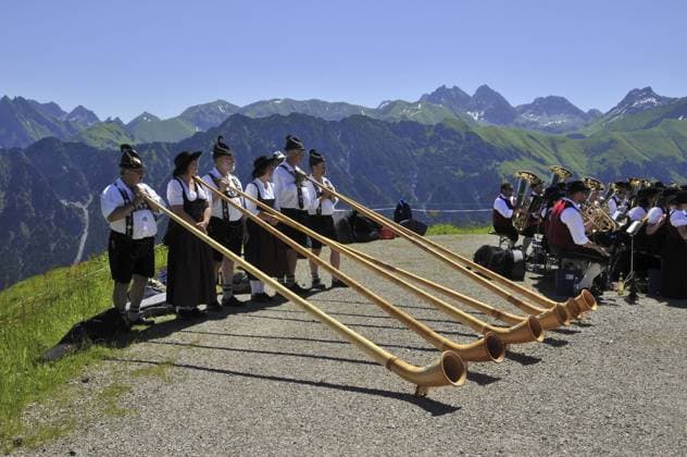 Alphornbläser beim Gottesdienst am Fellhorn (2037m) im Allgäu, Bayern Deutschland Alphorn players at a church service on the Fellhorn (2, 037 m) in the Allgäu, Bavaria, Germany Copyright: imageBROKER RitaxFuchs iblrfu18819406.jpg