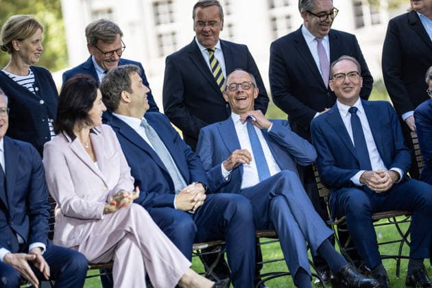Bundeskanzler Friedrich Merz lachend während der Aufstellung zum Familienfoto;Kabinettsklausur der Deutschen Bundesregierung auf Schloss Neuhardenberg, Märkisch-Oderland Brandenburg Deutschland Schloss Neuhardenberg *** Chancellor Friedrich Merz smiling while posing for a family photo during a closed-door cabinet meeting of the German federal government at Neuhardenberg Castle, Märkisch Oderland, Brandenburg, Germany; Neuhardenberg Castle