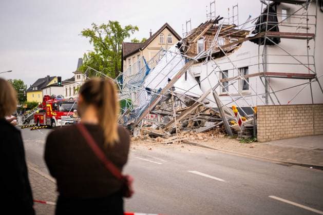 News Bilder des Tages 25.08.2026 - Ein Wohnhaus stürzt in der Innenstadt von Herford Nordrhein-Westfalen teilweise ein. Menschen sollen in dem Haus nicht gewesen sein, da es renoviert worden sein soll. Ein Spürhund sucht dennoch nach möglichen Leichen. , *** August 25, 2026: A residential building partially collapses in downtown Herford, North Rhine-Westphalia. It is believed that no one was inside the building, as it was reportedly under renovation. Nevertheless, a search dog is looking for possible bodies,