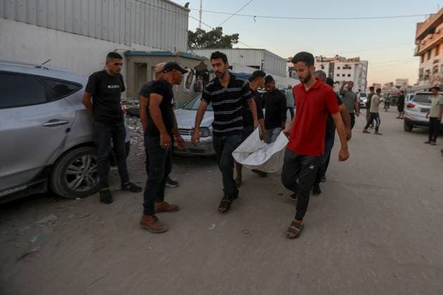 RECORD DATE NOT STATED Three Killed, Others Injured After House Strike in Northern Gaza (INT) Three Killed, Others Injured After House Strike in Northern Gaza August 25, 2026 - Gaza, Palestine: The bodies of Palestinians killed and others injured arrive at Al-Shifa Hospital in Gaza City after a house near Kamal Adwan Hospital in Jabalia, northern Gaza Strip, was struck. According to medical sources, three people were killed and others were injured in the attack. Credit: Hashem Zimmo TheNews2(Foto: Hashem Zimmo Thenews2 imago images) Three Killed, Others Injured After House Strike in Northern Gaza  Copyright: xHashemxZimmox