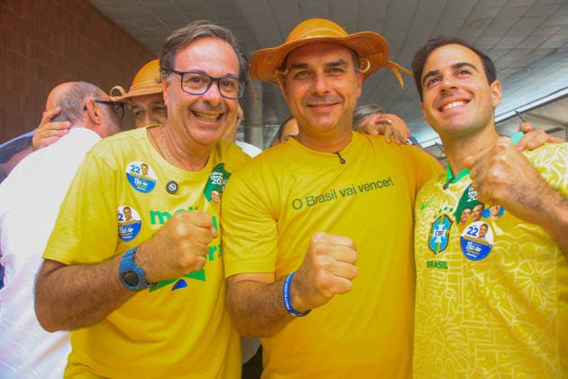 MACEIo, AL - 25.08.2026: FLaVIO BOLSONARO EM MACEIo - A crowd of supporters welcomed candidate Flavio Bolsonaro and his vice-candidate Alfredo Gaspar upon their arrival this Tuesday (25), at Zumbi dos Palmares Airport, in Maceio, after which they followed in a large motorcade in the capital of Alagoas. x3004293x  GUIDOxJR.