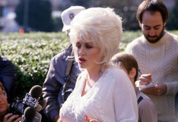 Dolly Parton speaks to reporters after a court recess during her infringement court case involving her hit song, 9 to 5 at Los Angeles Federal Court on December 13, 1985. Copyright: xRalphxDominguez MediaPunchx