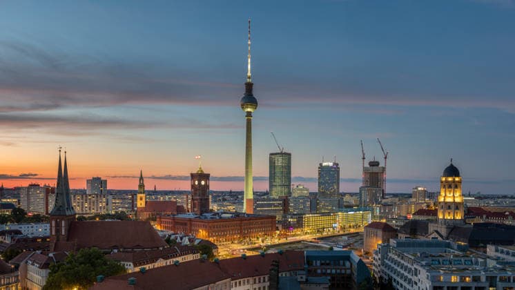 News Bilder des Tages Panorama vom Zentrum Berlin Mitte. 25.08.2026, Berlin, GER - Abendstimmung vom Zentrum Berlin Mitte., Berlin Berlin Deutschland, DEU Mitte, Zentrum-Ost, Fernsehturm, Rotes Rathaus, Alex *** Panorama of Berlin Mitte City Center, August 25, 2026, Berlin, GER Evening view of Berlin Mitte City Center, Berlin, Germany, DEU Mitte, City Center East, TV Tower, Red City Hall, Alexanderplatz