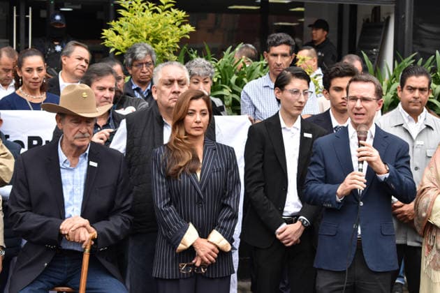 Mexican Opposition Politicians Gather Outside FGR to Petition for House Arrest (L-R) Former Mexican President Vicente Fox; Veronica Ruffo, daughter of former Baja California Governor Ernesto Ruffo Appel; President of Somos MÃ xico Guadalupe Acosta Naranjo and Senator Ricardo Anaya stand outside the Attorney General s Office (FGR) to formally request house arrest on humanitarian grounds for Ernesto Ruffo Appel. Ruffo, the former governor of Baja California, is currently detained at the Altiplano federal prison under controversial charges of alleged fuel smuggling. in Mexico City, Mexico, on August 25, 2026. (Photo by Luis Barron Eyepix Group) Copyright: xLuisxBarronx xEyepixxGroupx LB_25082026_196286