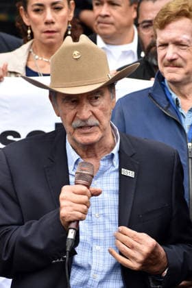 Mexican Opposition Politicians Gather Outside FGR to Petition for House Arrest Former Mexican President Vicente Fox speaks outside the Attorney General s Office (FGR) to formally request house arrest on humanitarian grounds for Ernesto Ruffo Appel. Ruffo, the former governor of Baja California, is currently detained at the Altiplano federal prison under controversial charges of alleged fuel smuggling. in Mexico City, Mexico, on August 25, 2026. (Photo by Luis Barron Eyepix Group) Copyright: xLuisxBarronx xEyepixxGroupx LB_25082026_196273