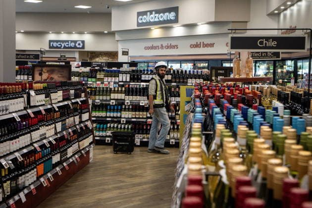August 25, 2026, Vancouver, Bc, CANADA: A construction worker walks through aisles at a B.C. Liquor store during a news conference in Vancouver on Tuesday, Aug. 25, 2026. Vancouver CANADA  - ZUMAc35_ 20260825_zaf_c35_094 Copyright: xEthanxCairnsx