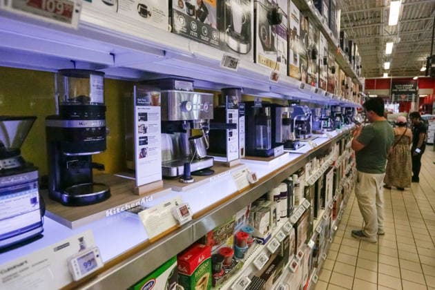 (260825) -- VANCOUVER, Aug. 25, 2026 -- People shop for home appliances at a retail store in Vancouver, British Columbia, Canada, Aug. 25, 2026. The Canadian federal government on Tuesday announced retaliatory tariffs on over 700 U.S. goods valued at 27.6 billion Canadian dollars (about 20 billion U.S. dollars), alongside a 7.5-billion-Canadian-dollar assistance package for domestic businesses and workers. (Photo by Xinhua) CANADA-VANCOUVER-U.S.-COUNTER TARIFFS LiangxSen 