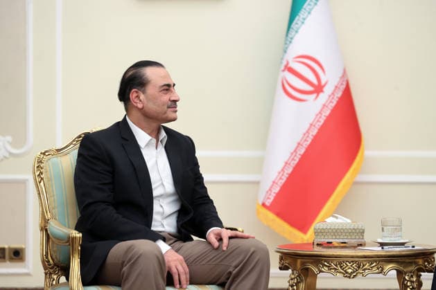 Pakistan Army Chief Asim Munir with Iranian President Masoud Pezeshkian (not see) in Tehran, Iran, 24 August 2026. Araghchi stated that Iran is holding talks with Pakistani and Omani guests to emphasize regional solutions. In recent weeks, the crisis has escalated in negotiations over the Strait of Hormuz and the ongoing war against Iran.  IRN2026082507 IranianxPresidency