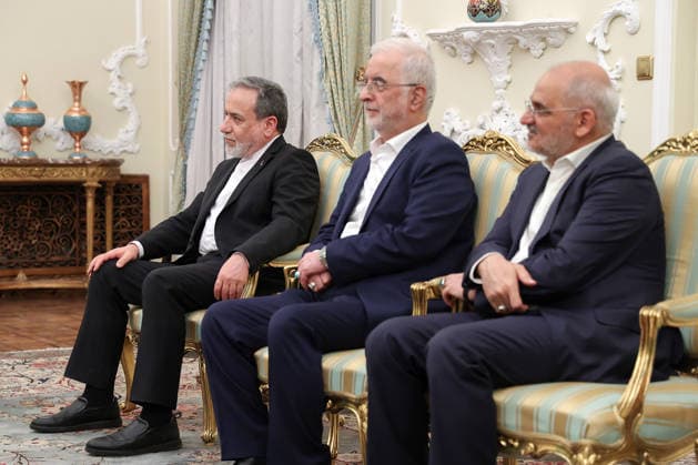 Iranian Foreign Minister Abbas Araghchi (L)attends a meeting between President Masoud Pezeshkian and Pakistan s Army Chief Asim Munir (not pictured) in Tehran, Iran, August 24, 2026. Araghchi stated that Iran is holding talks with Pakistani and Omani guests to focus on regional solutions. In recent weeks, the crisis has escalated in negotiations over the Strait of Hormuz and the ongoing war against Iran.  IRN2026082509 IranianxPresidency