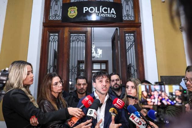 Press conference with presidential candidate Renan Santos and his campaign coordinator Amanda Vettorazzo. Sao Paulo, SP. 08 25 2026 - Elections 2026 - The presidential candidate for Missao, Renan Santos, speaks to the press about a man suspected of attempting to bribe councilwoman Amanda Vettorazzo inside her parliamentary office. The detained person was taken to the 1st police district of SP, in the Liberdade neighborhood, central region of Sao Paulo, on the night of Tuesday, August 25, 2026.(Foto: Marina Uezima Brazil Photo Press Brazil Photo Press) INTERNATIONAL Sao Paulo Sao Paulo Brasil Copyright: xMarinaxUezimax