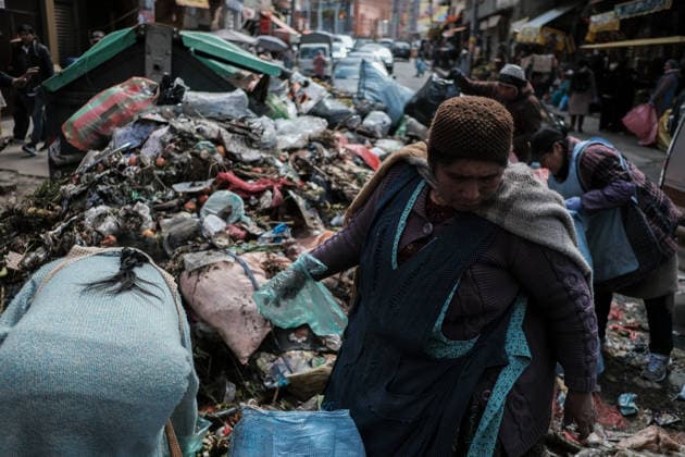The streets of La Paz are full of garbage after the protests by garbage collectors LA PAZ, BOLIVIA - AUGUST 25: Traders collect trash near a market as rubbish piles mount in the streets following weeks of protests by garbage collectors striking for better salaries, in La Paz, Bolivia, on August 25, 2026. Jorge Mateo Romay Salinas Anadolu La Paz Bolivia. Editorial use only. Please get in touch for any other usage.  Copyright: x2026xAnadoluxJorgexMateoxRomayxSalinasx