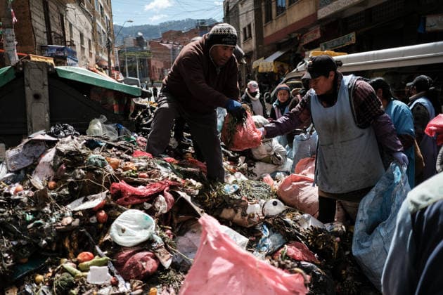 The streets of La Paz are full of garbage after the protests by garbage collectors LA PAZ, BOLIVIA - AUGUST 25: Traders collect trash near a market as rubbish piles mount in the streets following weeks of protests by garbage collectors striking for better salaries, in La Paz, Bolivia, on August 25, 2026. Jorge Mateo Romay Salinas Anadolu La Paz Bolivia. Editorial use only. Please get in touch for any other usage.  Copyright: x2026xAnadoluxJorgexMateoxRomayxSalinasx