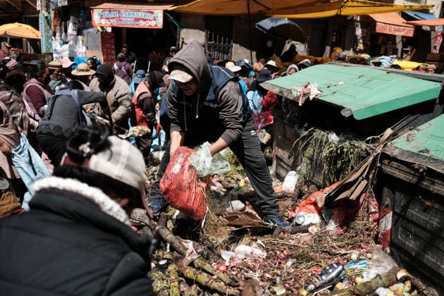 The streets of La Paz are full of garbage after the protests by garbage collectors LA PAZ, BOLIVIA - AUGUST 25: Traders collect trash near a market as rubbish piles mount in the streets following weeks of protests by garbage collectors striking for better salaries, in La Paz, Bolivia, on August 25, 2026. Jorge Mateo Romay Salinas Anadolu La Paz Bolivia. Editorial use only. Please get in touch for any other usage.  Copyright: x2026xAnadoluxJorgexMateoxRomayxSalinasx
