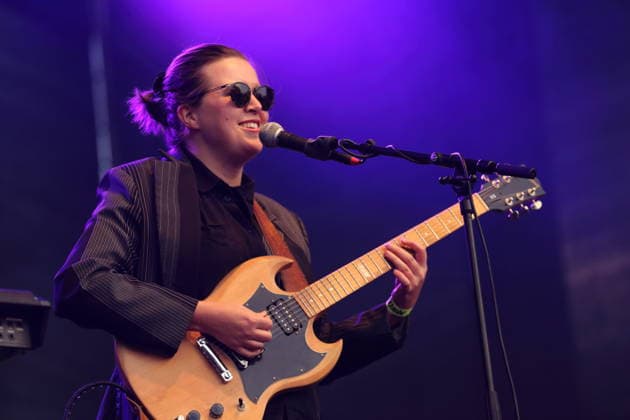 Albertine Sarges als Support für The Whitest Boy Alive bei einem Open-Air-Konzert am Waschhaus in Potsdam, 25. August 2026. Albertine Sarges Konzert Potsdam