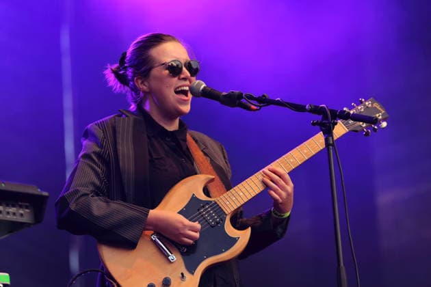 Albertine Sarges als Support für The Whitest Boy Alive bei einem Open-Air-Konzert am Waschhaus in Potsdam, 25. August 2026. Albertine Sarges Konzert Potsdam