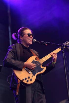 Albertine Sarges als Support für The Whitest Boy Alive bei einem Open-Air-Konzert am Waschhaus in Potsdam, 25. August 2026. Albertine Sarges Konzert Potsdam