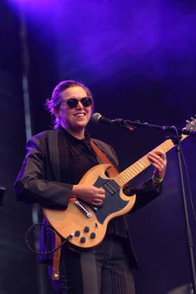 Albertine Sarges als Support für The Whitest Boy Alive bei einem Open-Air-Konzert am Waschhaus in Potsdam, 25. August 2026. Albertine Sarges Konzert Potsdam