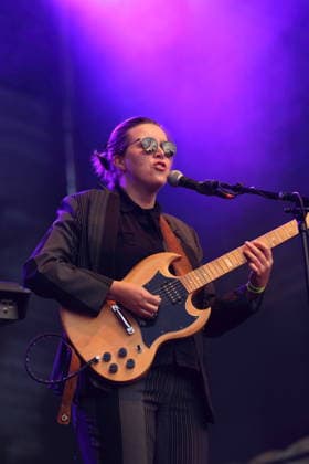 Albertine Sarges als Support für The Whitest Boy Alive bei einem Open-Air-Konzert am Waschhaus in Potsdam, 25. August 2026. Albertine Sarges Konzert Potsdam