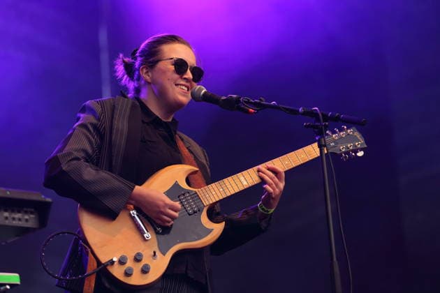 Albertine Sarges als Support für The Whitest Boy Alive bei einem Open-Air-Konzert am Waschhaus in Potsdam, 25. August 2026. Albertine Sarges Konzert Potsdam