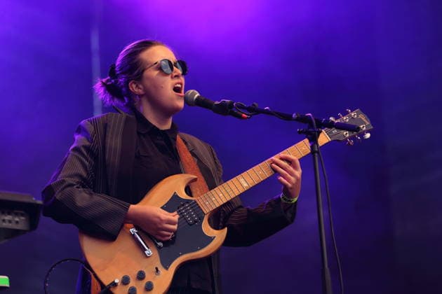 Albertine Sarges als Support für The Whitest Boy Alive bei einem Open-Air-Konzert am Waschhaus in Potsdam, 25. August 2026. Albertine Sarges Konzert Potsdam