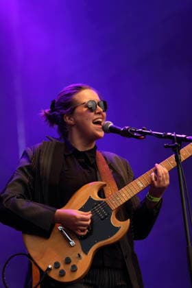 Albertine Sarges als Support für The Whitest Boy Alive bei einem Open-Air-Konzert am Waschhaus in Potsdam, 25. August 2026. Albertine Sarges Konzert Potsdam