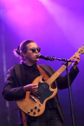 Albertine Sarges als Support für The Whitest Boy Alive bei einem Open-Air-Konzert am Waschhaus in Potsdam, 25. August 2026. Albertine Sarges Konzert Potsdam