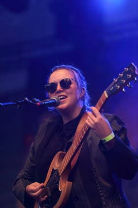 Albertine Sarges als Support für The Whitest Boy Alive bei einem Open-Air-Konzert am Waschhaus in Potsdam, 25. August 2026. Albertine Sarges Konzert Potsdam