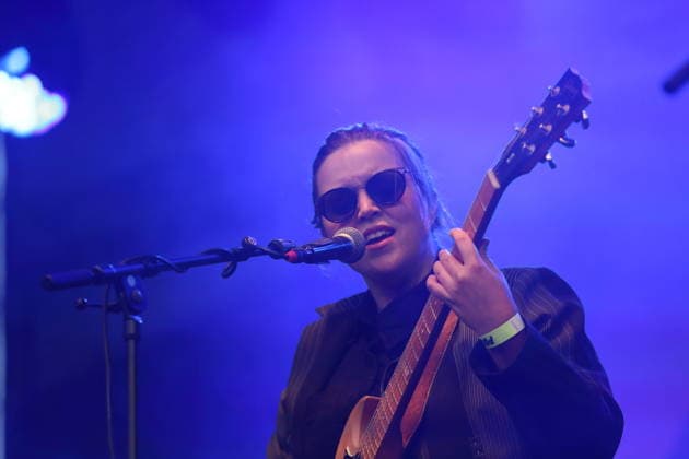 Albertine Sarges als Support für The Whitest Boy Alive bei einem Open-Air-Konzert am Waschhaus in Potsdam, 25. August 2026. Albertine Sarges Konzert Potsdam