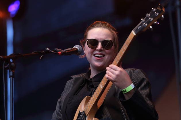 Albertine Sarges als Support für The Whitest Boy Alive bei einem Open-Air-Konzert am Waschhaus in Potsdam, 25. August 2026. Albertine Sarges Konzert Potsdam