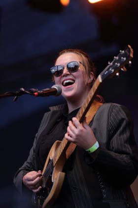 Albertine Sarges als Support für The Whitest Boy Alive bei einem Open-Air-Konzert am Waschhaus in Potsdam, 25. August 2026. Albertine Sarges Konzert Potsdam