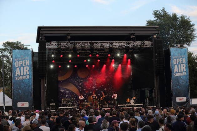 Albertine Sarges als Support für The Whitest Boy Alive bei einem Open-Air-Konzert am Waschhaus in Potsdam, 25. August 2026. Albertine Sarges Konzert Potsdam