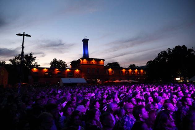Fans von der Band The Whitest Boy Alive bei einem Open-Air-Konzert am Waschhaus in Potsdam, 25. August 2026. The Whitest Boy Alive Konzert Potsdam *** Fans of the band The Whitest Boy Alive at an open-air concert at the Waschhaus in Potsdam, August 25, 2026 The Whitest Boy Alive Concert in Potsdam