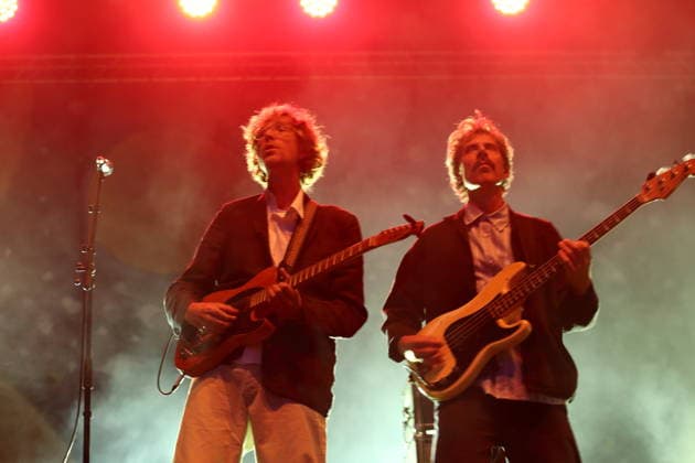 Erlend Oye und Marcin Öz, v.l., von der Band The Whitest Boy Alive bei einem Open-Air-Konzert am Waschhaus in Potsdam, 25. August 2026. The Whitest Boy Alive Konzert Potsdam *** Erlend Oye and Marcin Öz (from left) of the band The Whitest Boy Alive at an open-air concert at the Waschhaus in Potsdam on August 25, 2026. The Whitest Boy Alive Concert in Potsdam