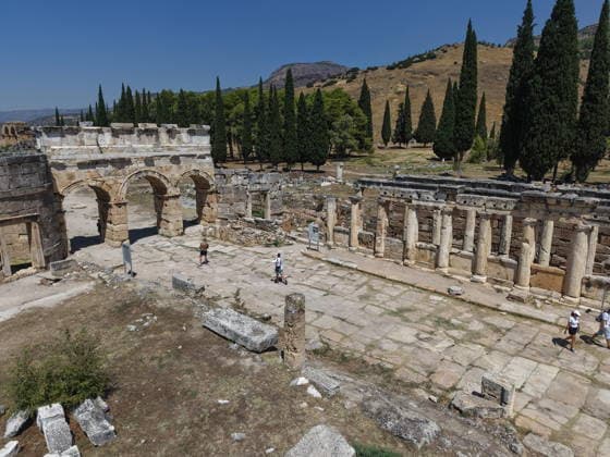 (260826) -- DENIZLI, Aug. 26, 2026 -- An aerial drone photo taken on Aug. 25, 2026 shows the ruins of the ancient city of Hierapolis in Denizli, T¨¹rkiye. The ruins of Hierapolis was listed as a UNESCO World Heritage Site in 1988. ( Handout via Xinhua) T?RKIYE-ANCIENT CITY OF HIERAPOLIS-WORLD HERITAGE MustafaxKaya 
