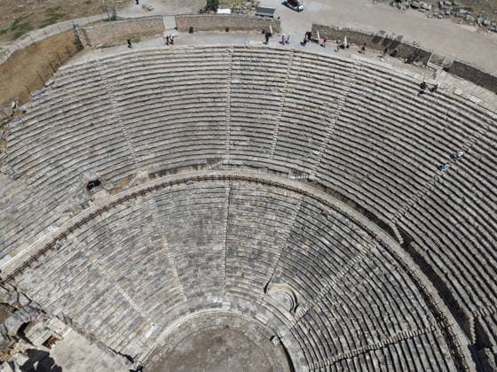 (260826) -- DENIZLI, Aug. 26, 2026 -- An aerial drone photo taken on Aug. 25, 2026 shows the ruins of the ancient city of Hierapolis in Denizli, T¨¹rkiye. The ruins of Hierapolis was listed as a UNESCO World Heritage Site in 1988. ( Handout via Xinhua) T?RKIYE-ANCIENT CITY OF HIERAPOLIS-WORLD HERITAGE MustafaxKaya 