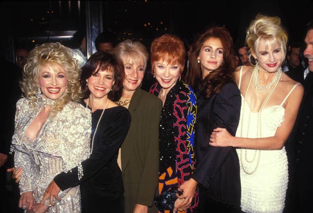 RECORD DATE NOT STATED 1989 - DOLLY PARTON with SALLY FIELD , OLYMPIA DUKAKIS , SHIRLEY MACLAINE , JULIA ROBERTS and DARLY HANNAH 1989. - ZUMAg49_ 19890000_zaf_g49_237 Copyright: xGlobexPhotosx
