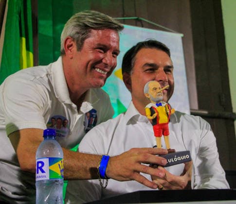 MACEIo, AL - 25.08.2026: FLaVIO BOLSONARO EM MACEIo - On Tuesday afternoon (25), after the motorcade that toured the avenues of the capital of Alagoas, candidate Flavio Bolsonaro and Alfredo Gaspar were at the Commercial Association of Maceio, in the Jaragua neighborhood, to receive the Commendation of Citizen of Alagoas from the hands of councilor Leonardo Dias, and to discuss proposals for commerce in Brazil. x3004739x  GUIDOxJR.