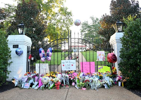 Dolly Parton Tributes Dolly Parton tributes at the gates of her Tennessee home on August 25, 2026 in Brentwood, TN. Brentwood Dolly Parton s House Tennessee USA Copyright: xTammiexArroyo AFF-USA.comx