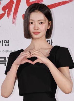 S. Korean actress Kim Si-ah S. Korean actress Kim Si-ah South Korean actress Kim Si-ah, who stars in the new movie Reawaken Man: The Red, poses for a photo during a publicity event in Seoul on Aug. 26, 2026, to promote the movie, set to hit local screens in South Korea on Sept. 30. (Yonhap) 2026-08-26 14:39:27 < 1980-2026 YONHAPNEWS AGENCY. .> ¼­¿ïÆ¯º°½Ã EDITORIAL USE ONLY  Copyright: xx PYH2026082613610034400 YonhapxNewsx yonphotos256014